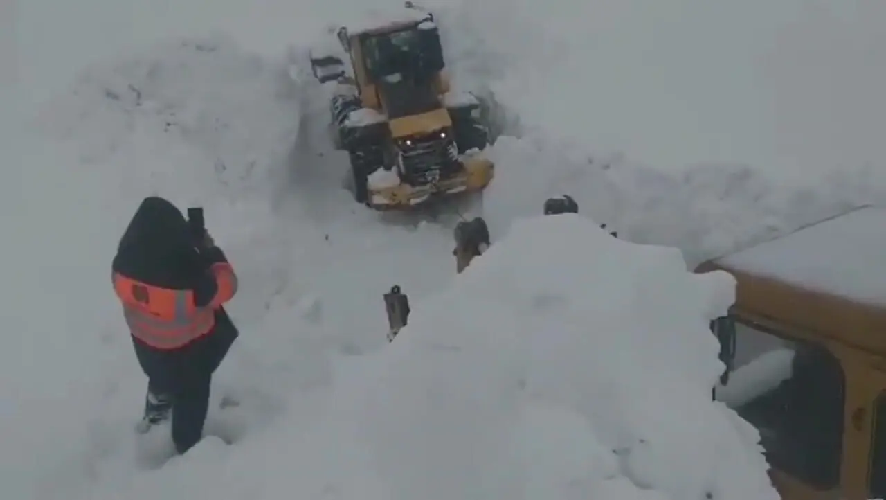 فیلم برف سنگین در گردنه چری کوهرنگ