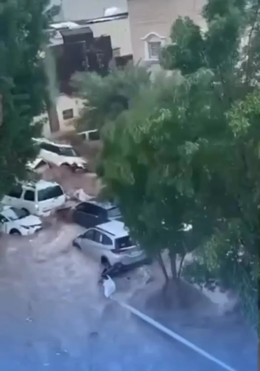 فیلم شهر جده زیر جریان شدید آب