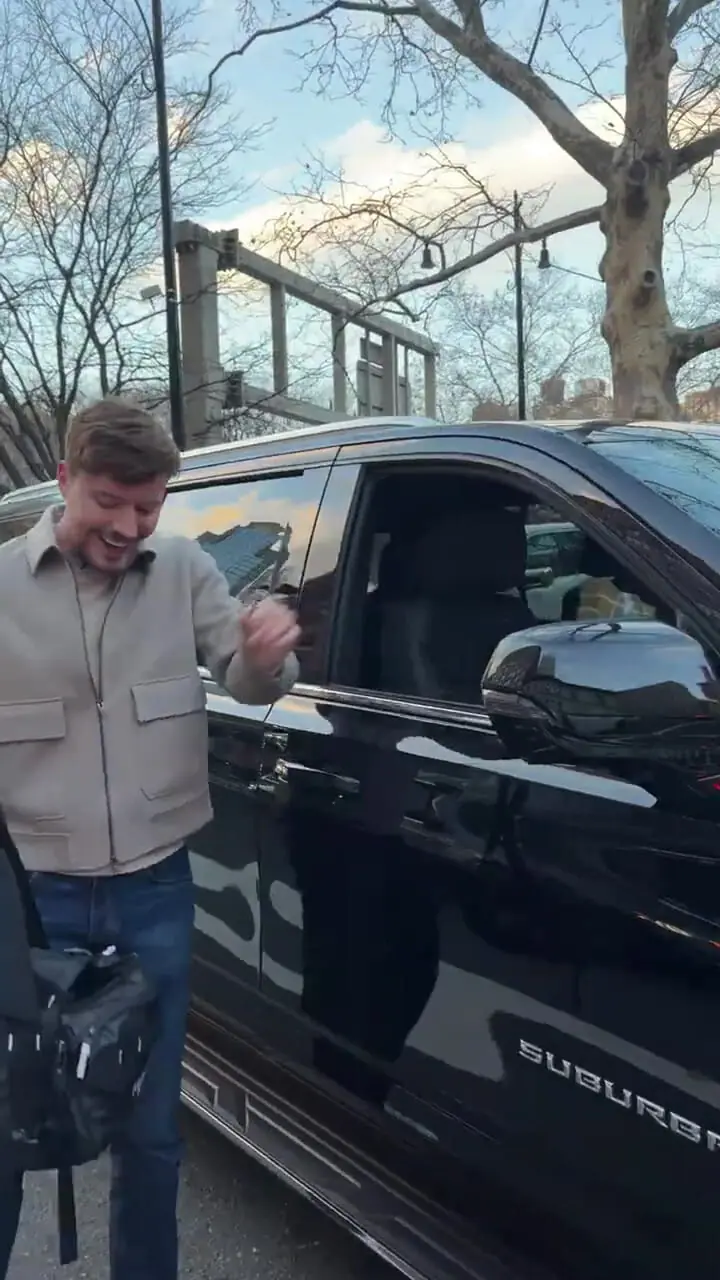 مستر بیست دوباره خبرساز شد؛ پول‌پاشی میان مردم عادی + فیلم