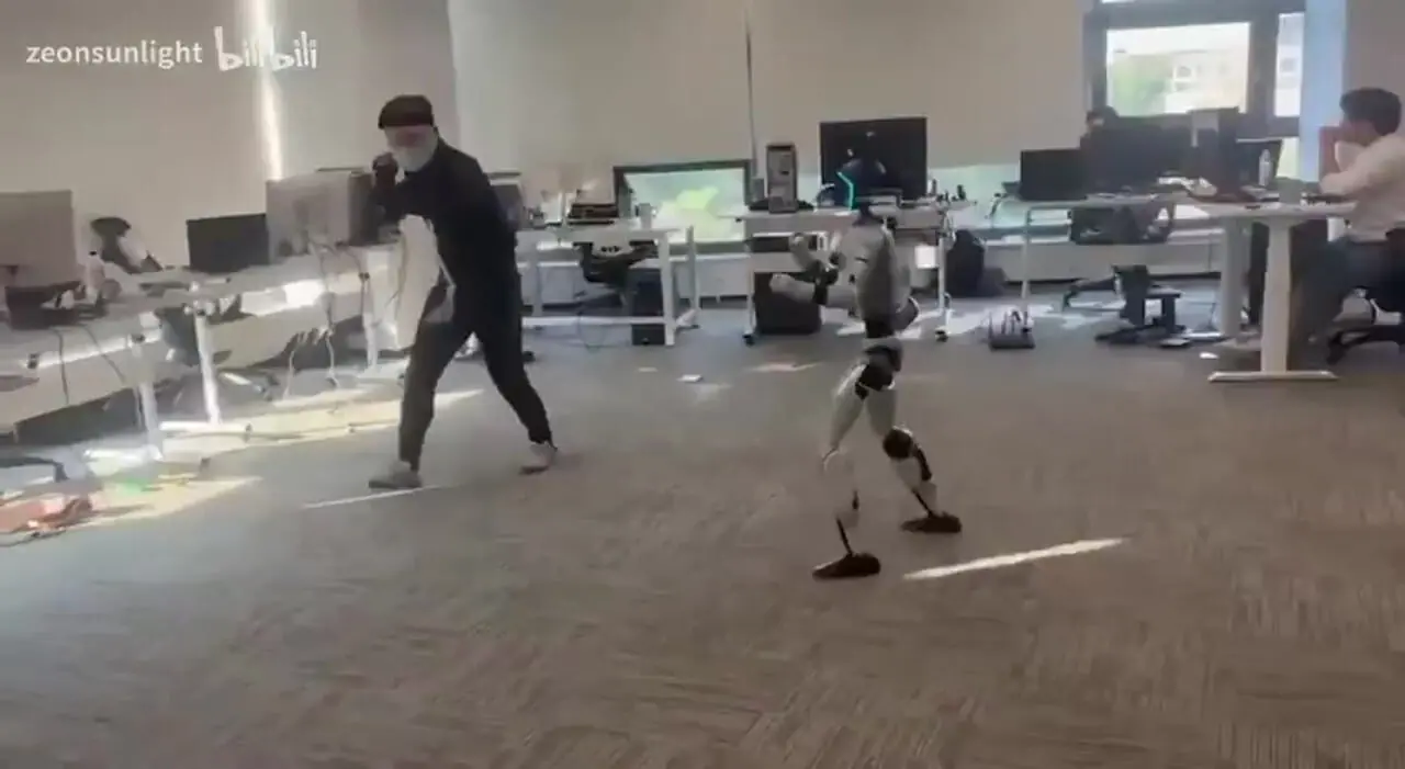 فیلم ضربه شگفت انگیز ربات به مربی رزمی