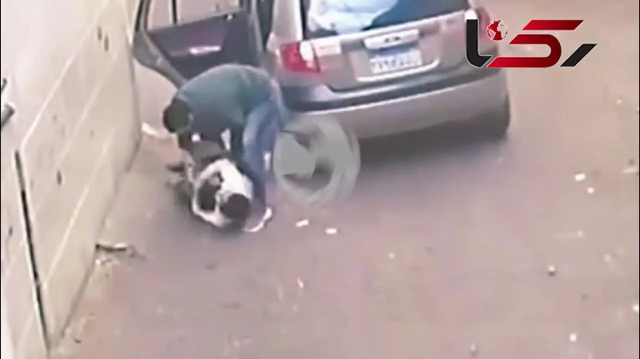 فیلم جدال قهرمانانه پسر بچه 7 ساله با گروگانگیران / او نگذاشت همبازی کوچکتر از خودش را بدزدند