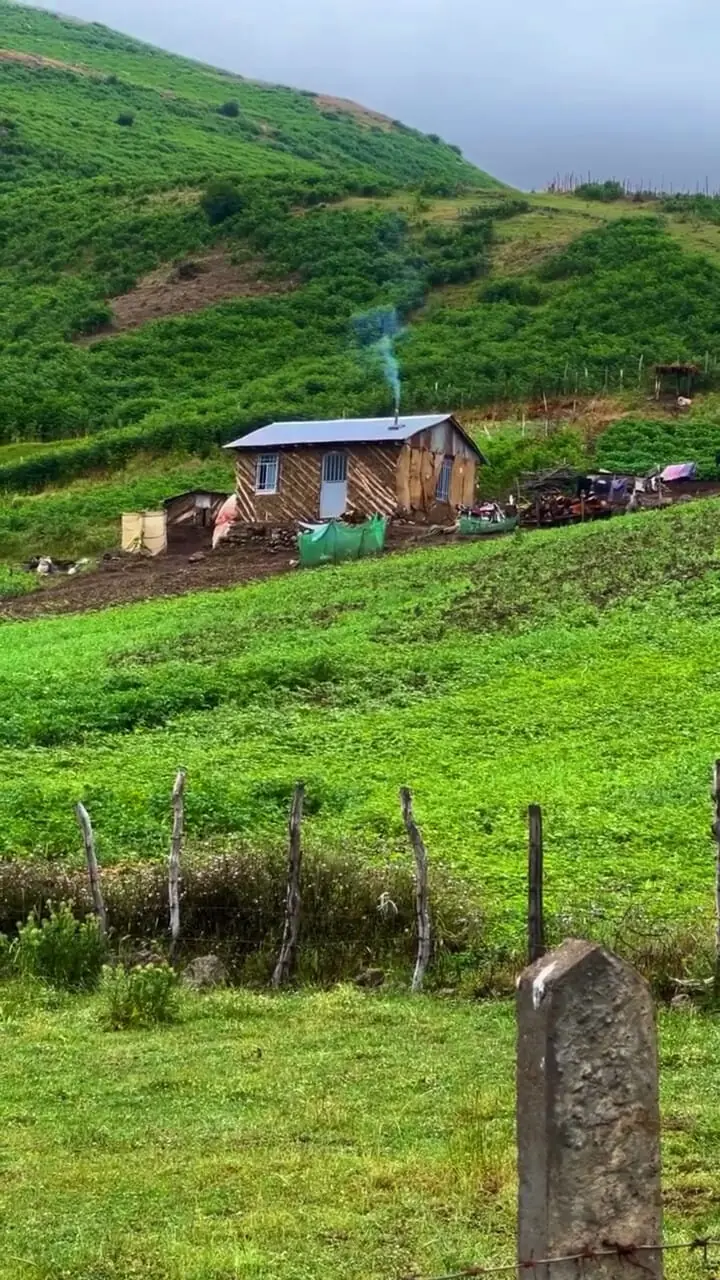 فیلم خانه روستایی در دل کوهستان سرسبز