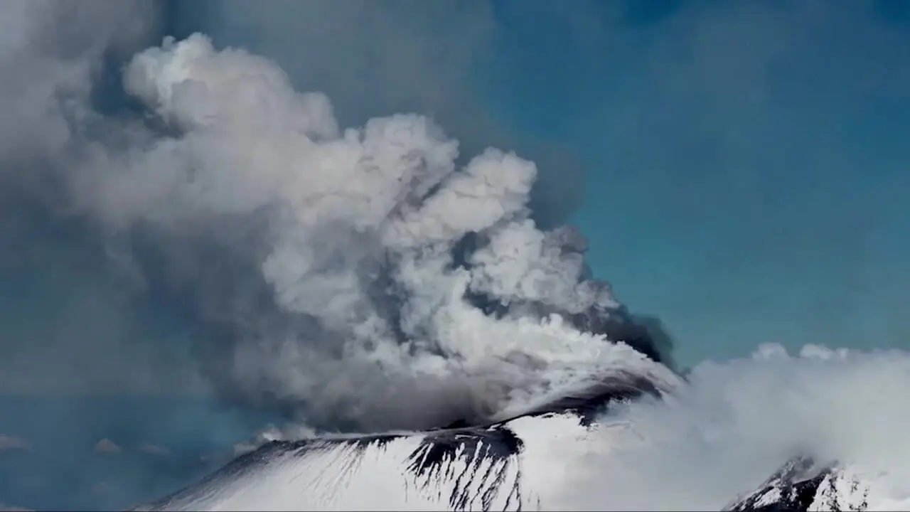 فیلم اسکی باز تنها روی دامنه آتشفشان اتنا