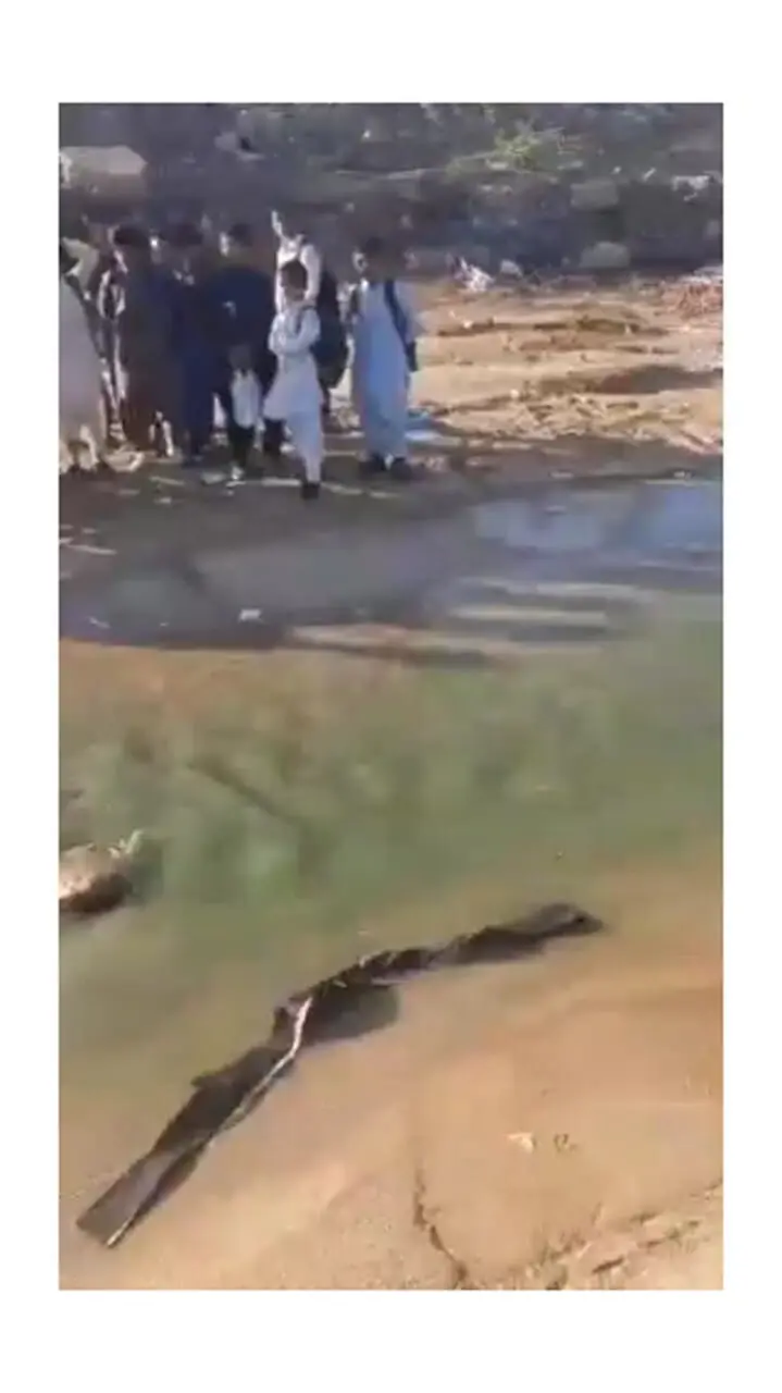 عبور دانش آموزان چابهار از آب فاضلاب برای رسیدن به مدرسه / زیرساخت‌های نامناسب، مسیر مدرسه کودکان چابهار را به خطر تبدیل کرد + فیلم