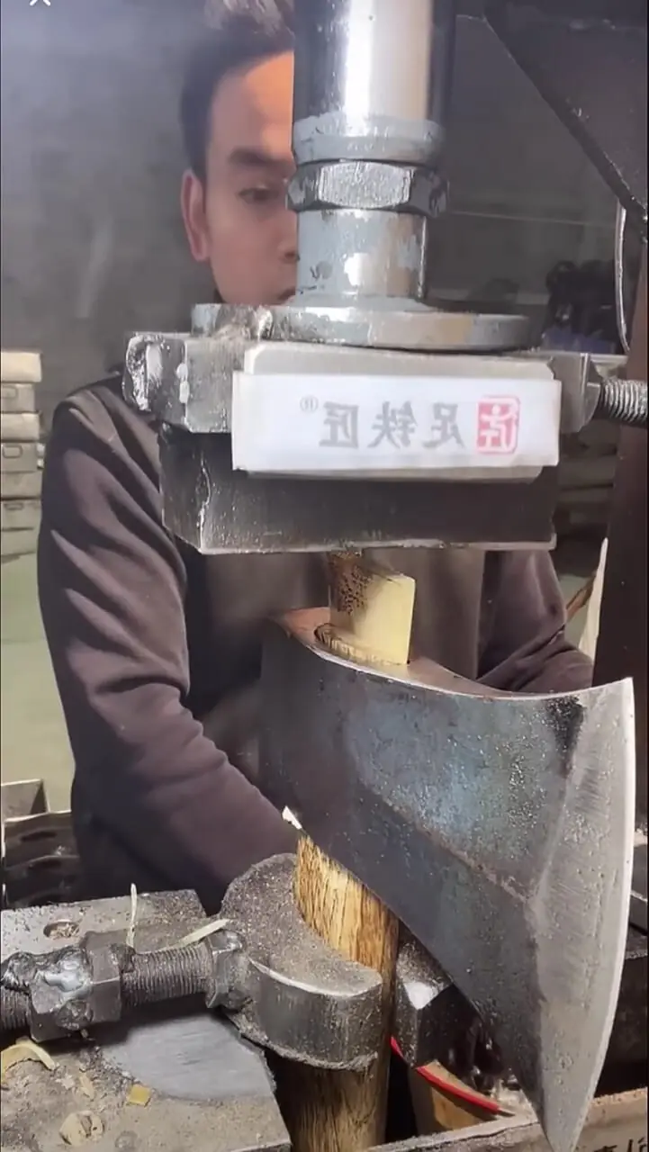 فیلم مراحل ساخت تبر در کارگاه