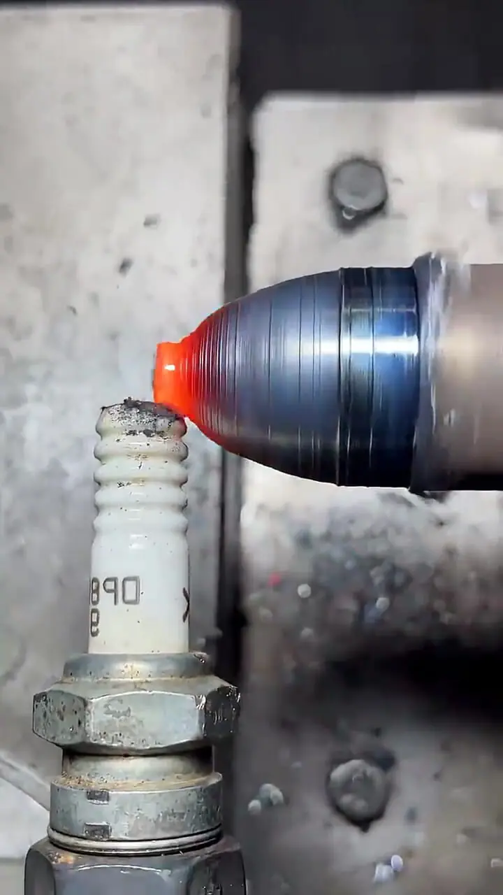 فیلم شکل دهی فلز با سرعت بالا و اصطکاک با شمع خودرو