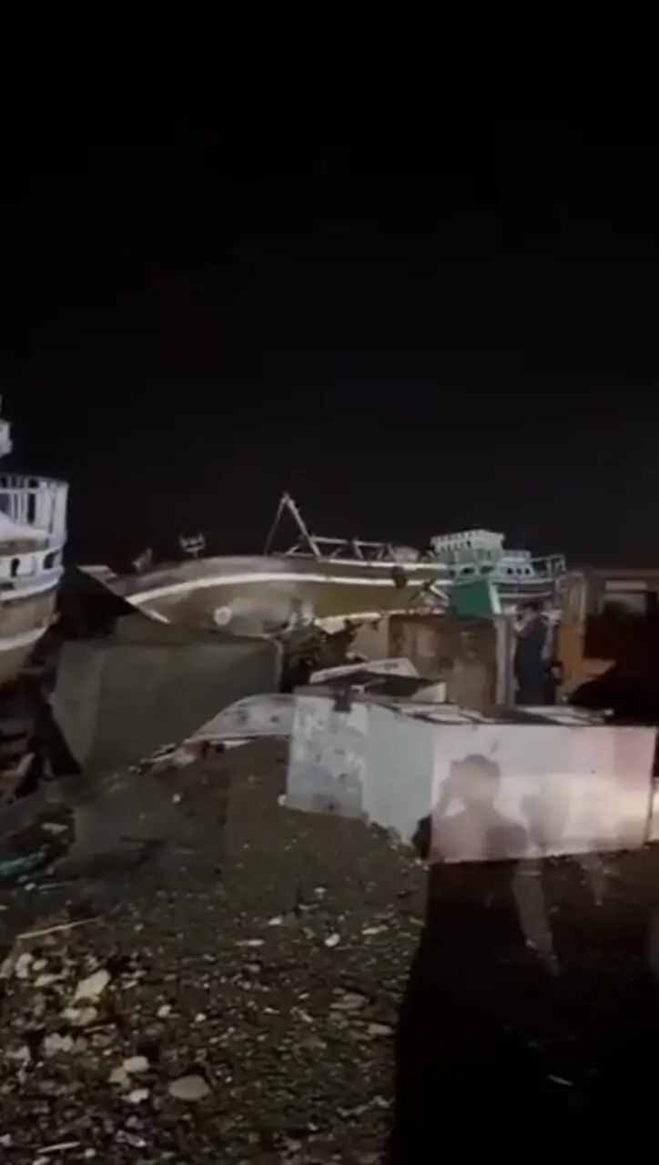 غرق شدن بیش از ۱۰ لنج ماهیگیری در طوفان شب گذشته چابهار / نیاز به امداد و کمک دارند  + فیلم