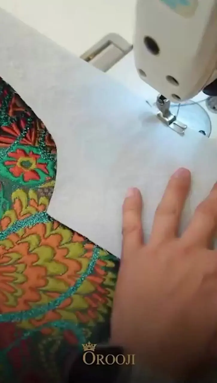 فیلم/ نگاهی به مراحل آماده سازی لباس فاخر بهنوش طباطبایی /استایل مجلسی شیک با طرح های بُته جقه ای سنتی