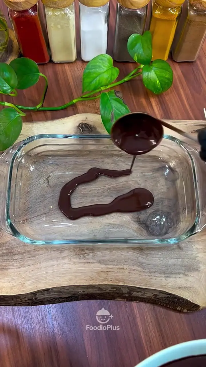 فیلم طرز تهیه کیک یخچالی با سس شکلاتی