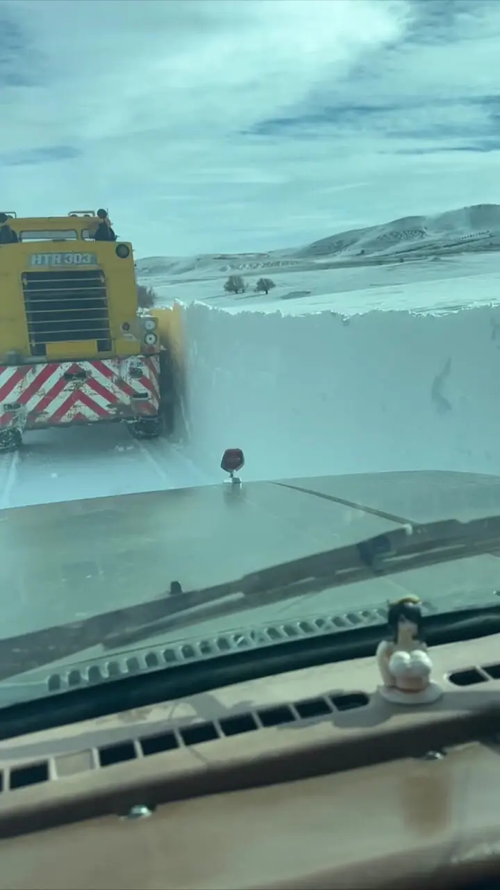 فیلم / بارش برف یک و نیم متری در جاده مهاباد به بوکان