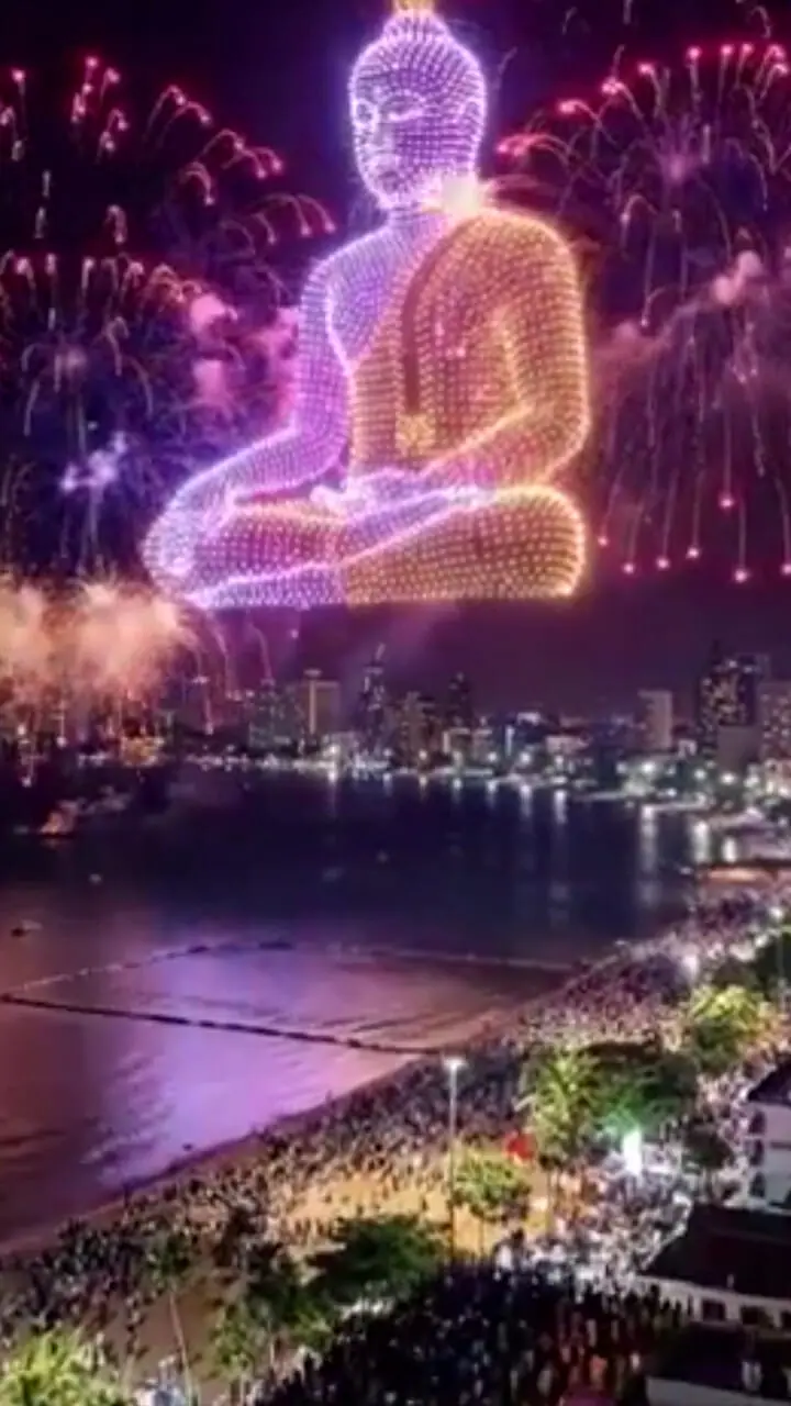 اجرای زیبای مراسم شروع سال نو میلادی در تایلند با پهپادهای نورانی + فیلم