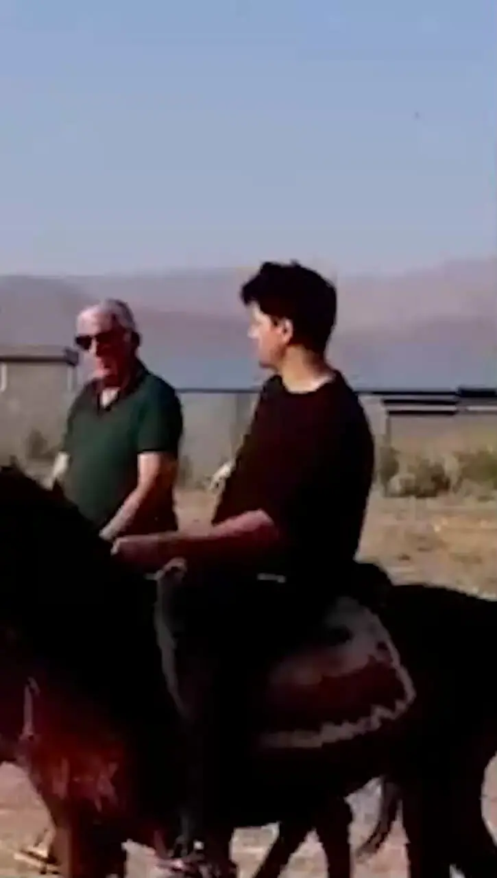 فیلم/قاب مشترک دانیال پورصباح و رضا کیانیان در پشت صحنه «بامداد خمار» در حال تمرین سوار کاری / خیلی این مرد جنتلمنه!