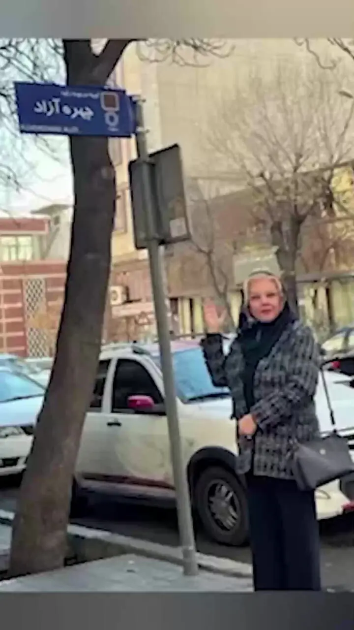 فیلم/ رونمایی شاهرخ فروتنیان و افسانه چهره آزاد از خیابانی که به نام رقیه چهره آزاد «مادر مهربان سینمای ایران» ثبت شد