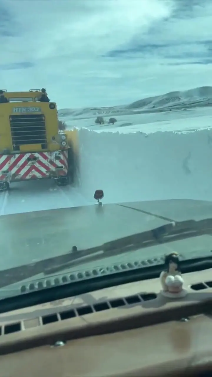 بارش سنگین ۱.۵ متری برف در محور مهاباد به بوکان؛ روستای بورهان زیر برف + فیلم
