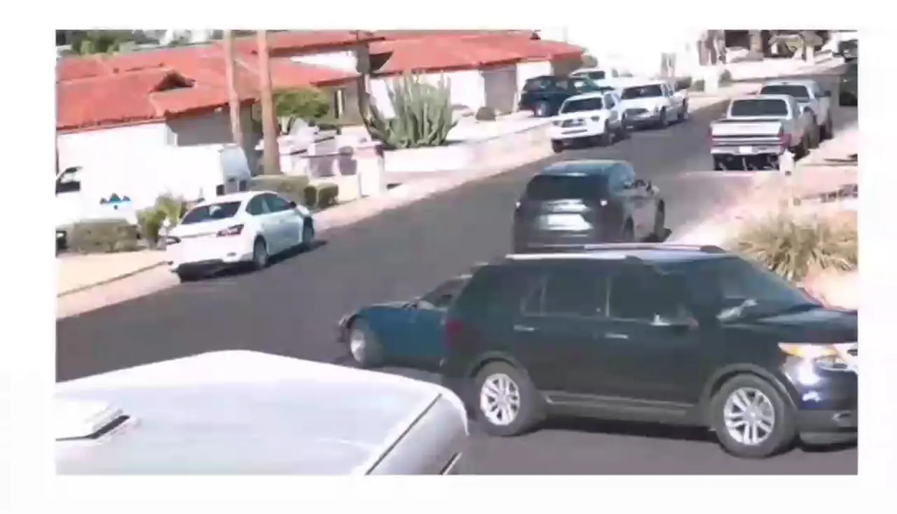 کادیلاک از روی کروت رد شد / صحنه‌ای که قوانین رانندگی را زیر سؤال برد + فیلم