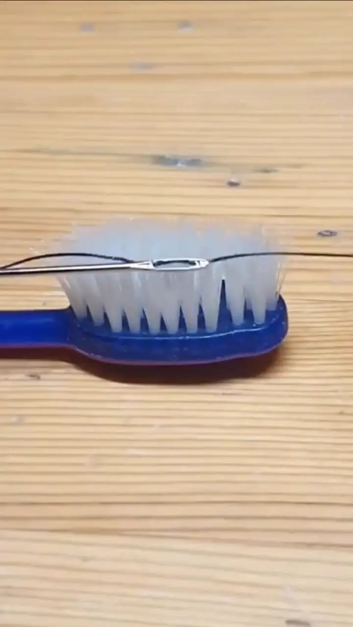 یک ترفند ساده اما فوق‌العاده کاربردی برای سوزن نخ کردن + فیلم