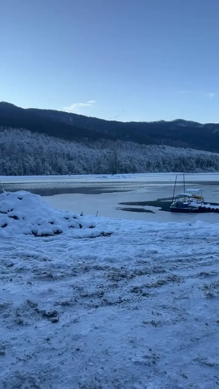 زمستان در دریاچه الندان؛ مناظری برفی و آرامش‌بخش + فیلم