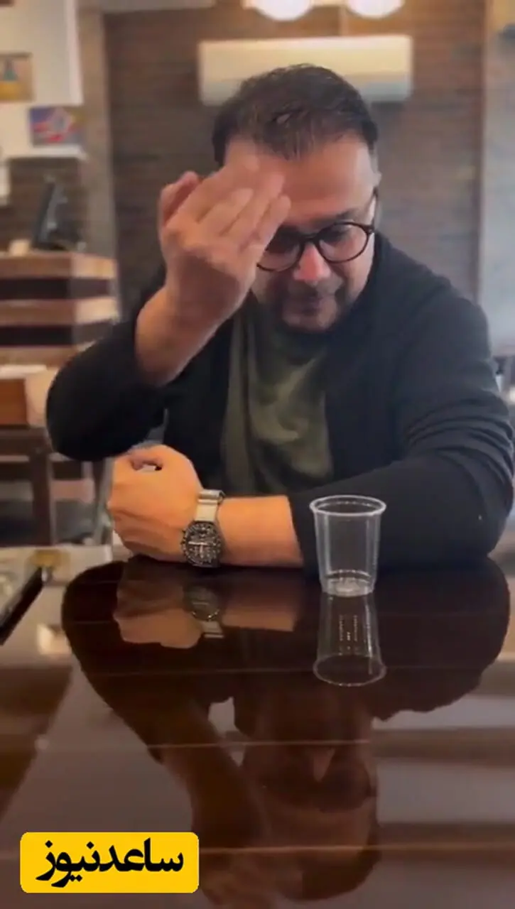 فیلم/شعبده بازی ماهرانه همسرش سپند امیرسلیمانی با لیوان یکبار مصرف برای سرگرم کردن همسر و فرزندش! مونا کرمی زندگی رو برده