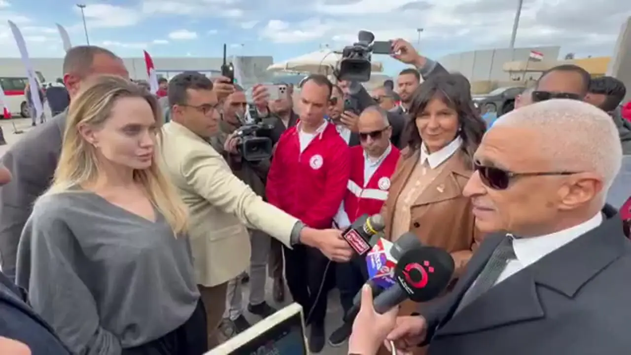 فیلم حضور آنجلینا جولی در مرز رفح و بررسی کمکهای انسانی