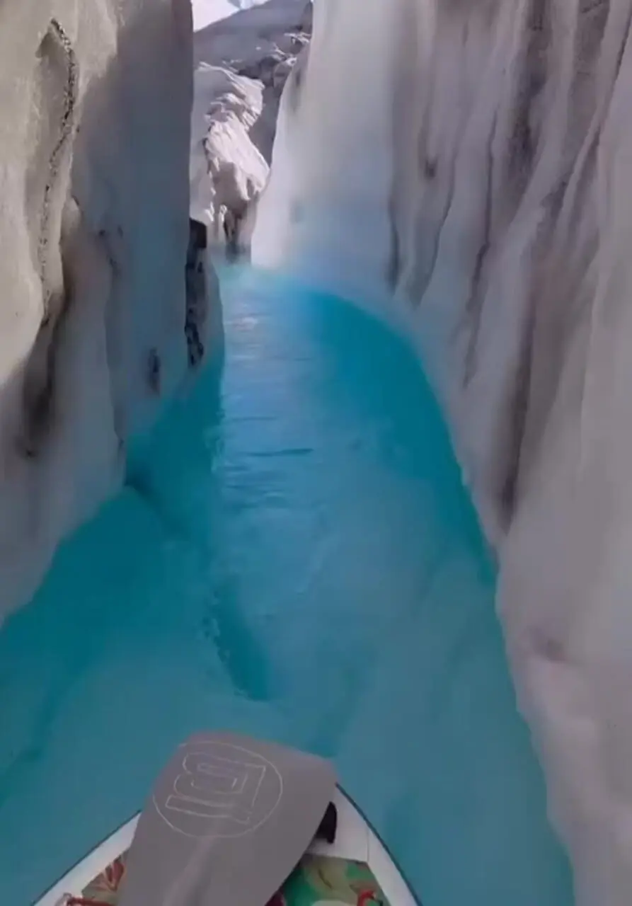 فیلم پدلبوردسواری روی یخچال طبیعی در آلاسکا