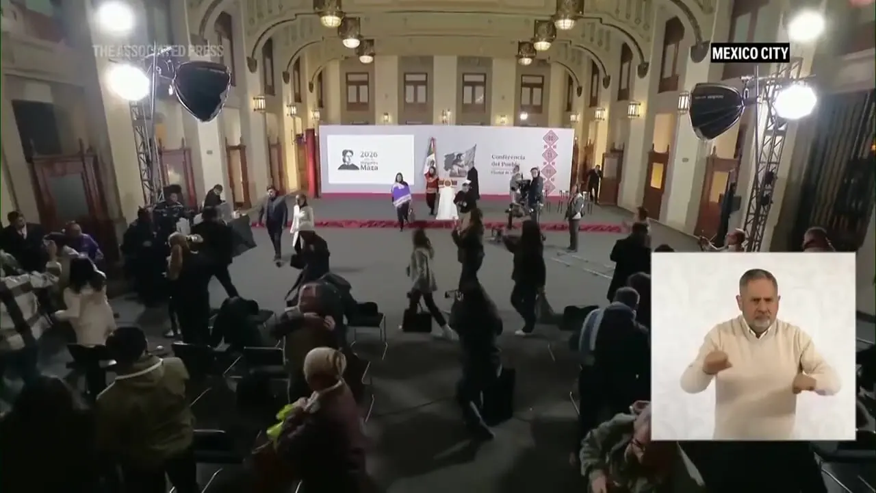 فیلم مختل شدن کنفرانس خبری رئیس جمهور مکزیک توسط زلزله