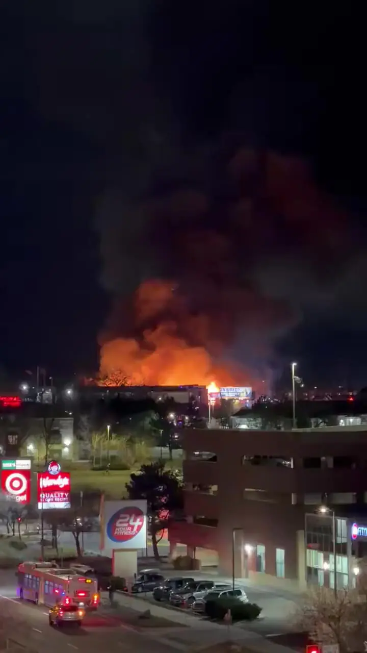 فیلم آتش‌سوزی هولناک در کلرادو / تلاش بیش از ۱۰۰ آتش‌نشان برای مهار حریق یک مجتمع آپارتمانی