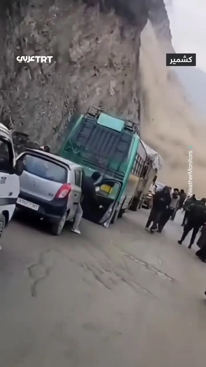 فیلم مسدود شدن جاده ها بر اثر زلزله