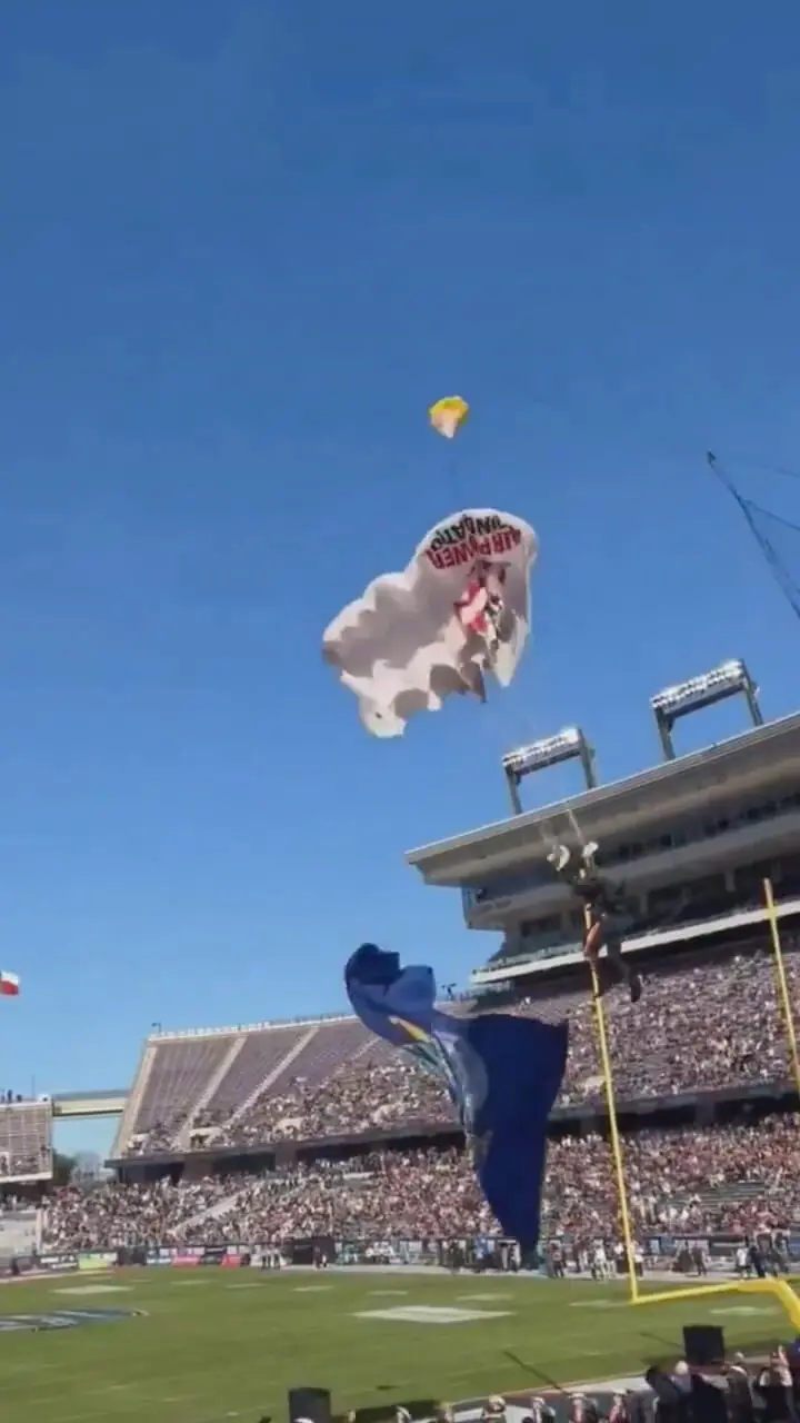 فیلم حادثه شوکه کننده پیش از بازی فوتبال آمریکایی