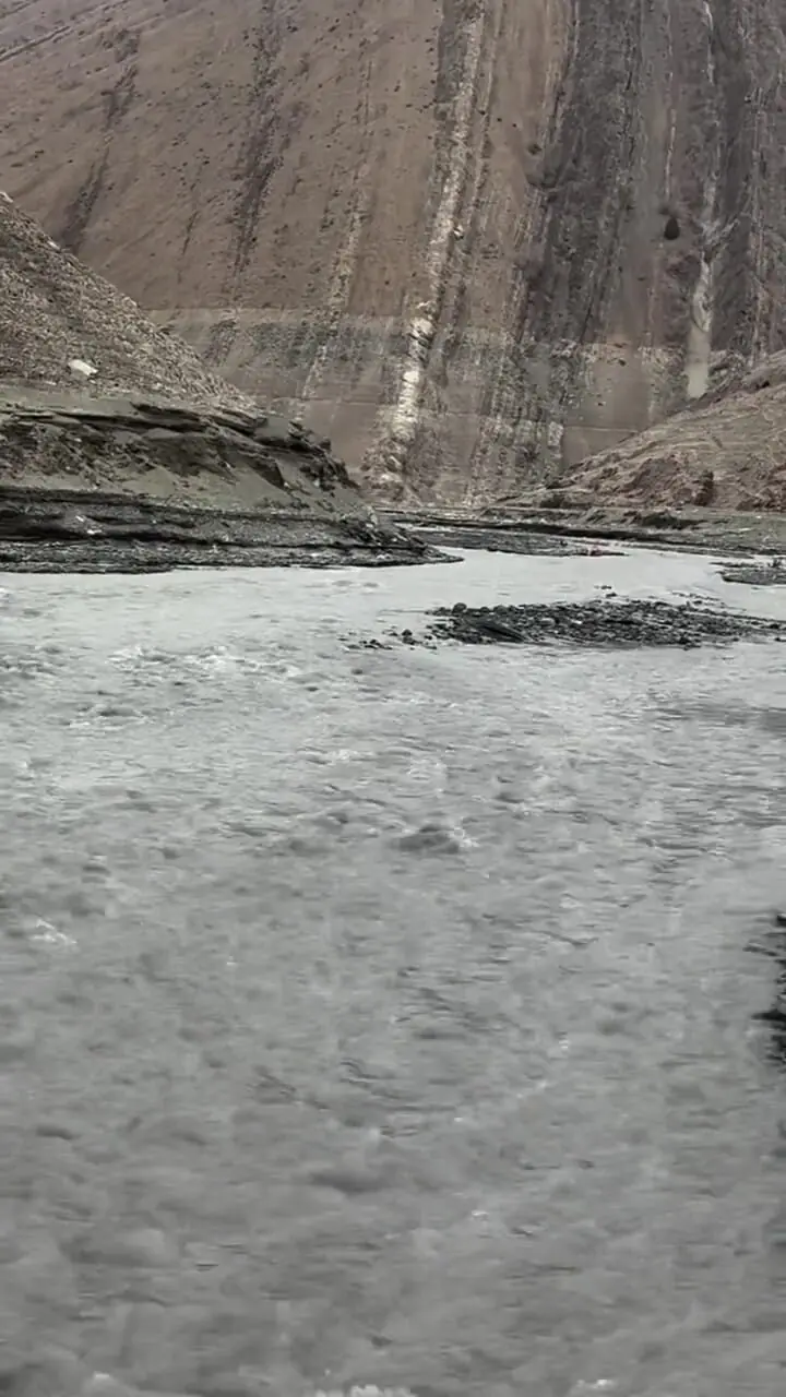 فیلم جریان پرحجم آب در مسیر ورودی سد کرج