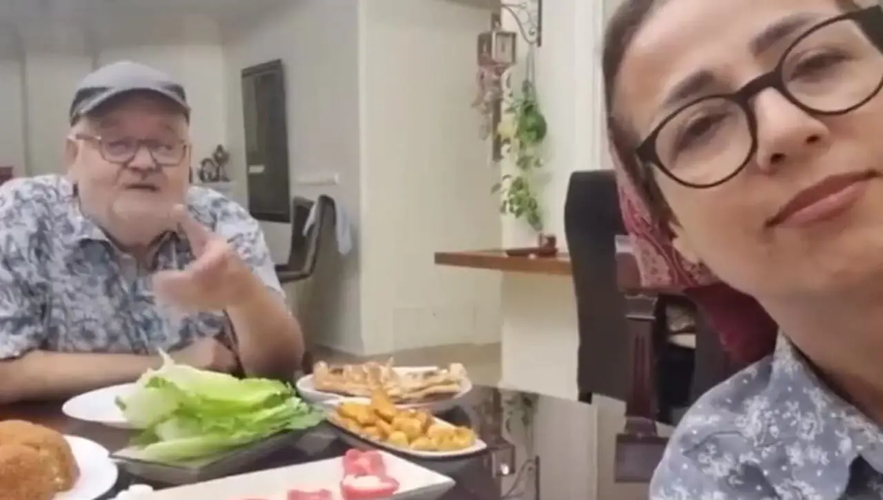 نگاهی به چیدمان منزل شاهانه و مجلل «اکبر عبدی» کمدین طناز و همسرش/ از مبلمان سلطنتی و مدرن تا لوسترهای برنجی و ساعت مدرن