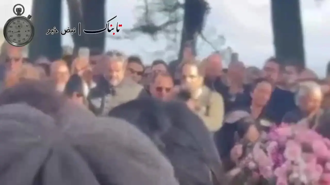 فیلم/ دقایقی تلخ با مراسم خاکسپاری بهرام بیضایی در آمریکا / از حضور نزدیکان و دوستدارانش دور تابوت تا قرار دادن در قبر / روحش شاد و یادش گرامی