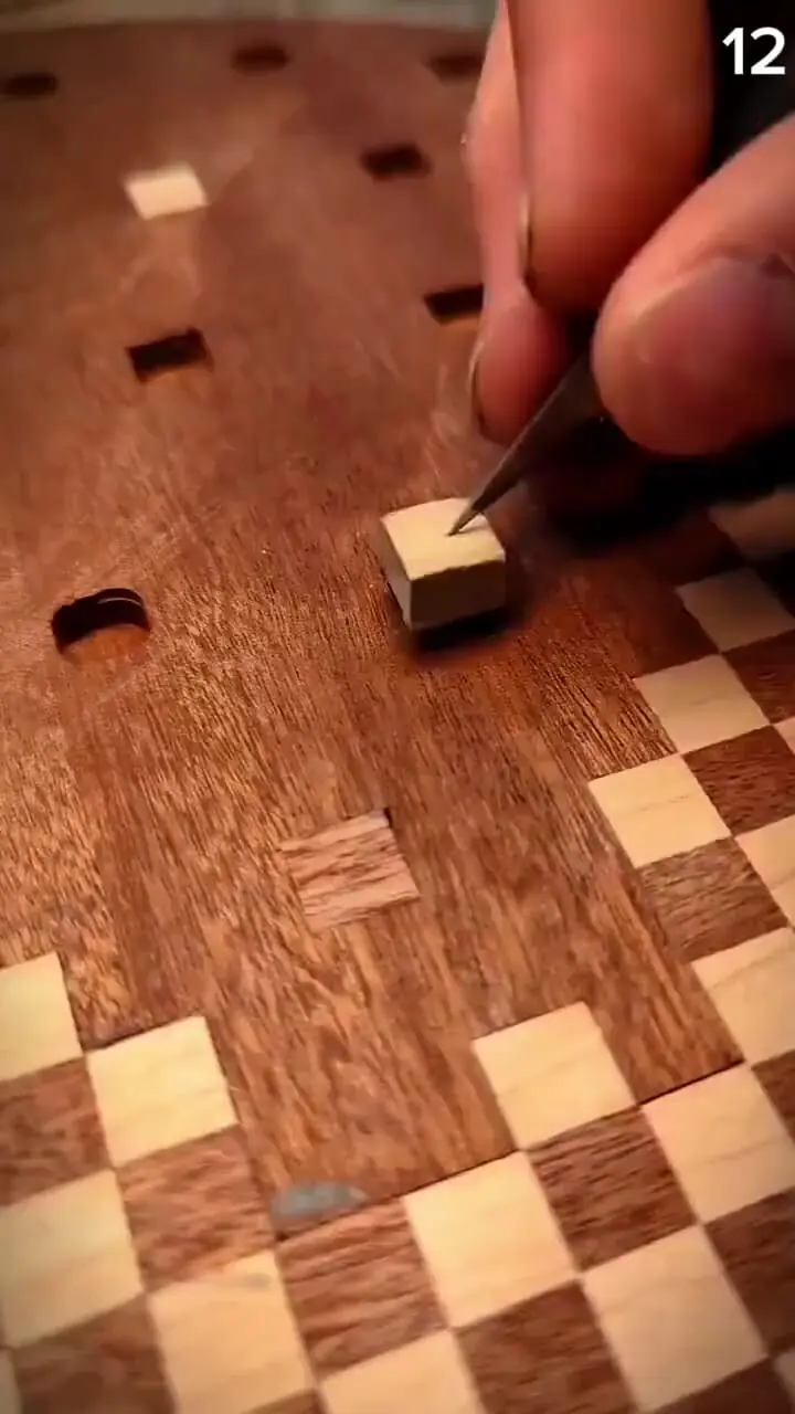 فیلم کنده کاری تمیز و دقیق روی چوب