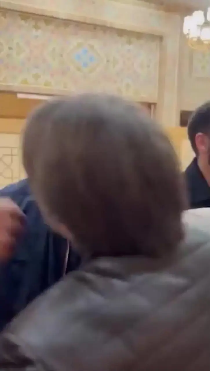 فیلم/ نگاهی به حضور احساسی و دلگرم کننده علی صبوری، علی مشهدی، مجید صالحی و بازیگر بامداد خمار در مراسم ختم مادر مهران مهام