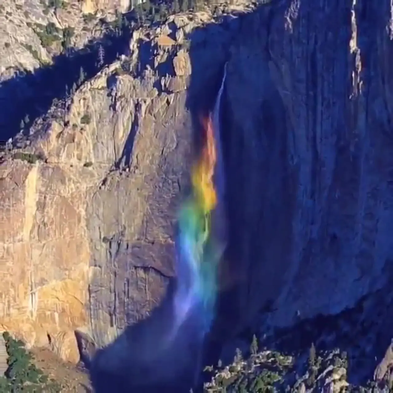 فیلم پدیده نادر آبشار رنگین کمانی