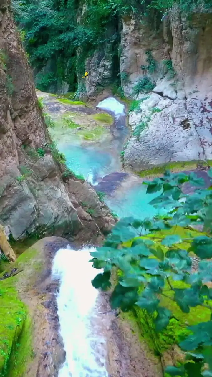 فیلم جریان آب خروشان آبشار لوه