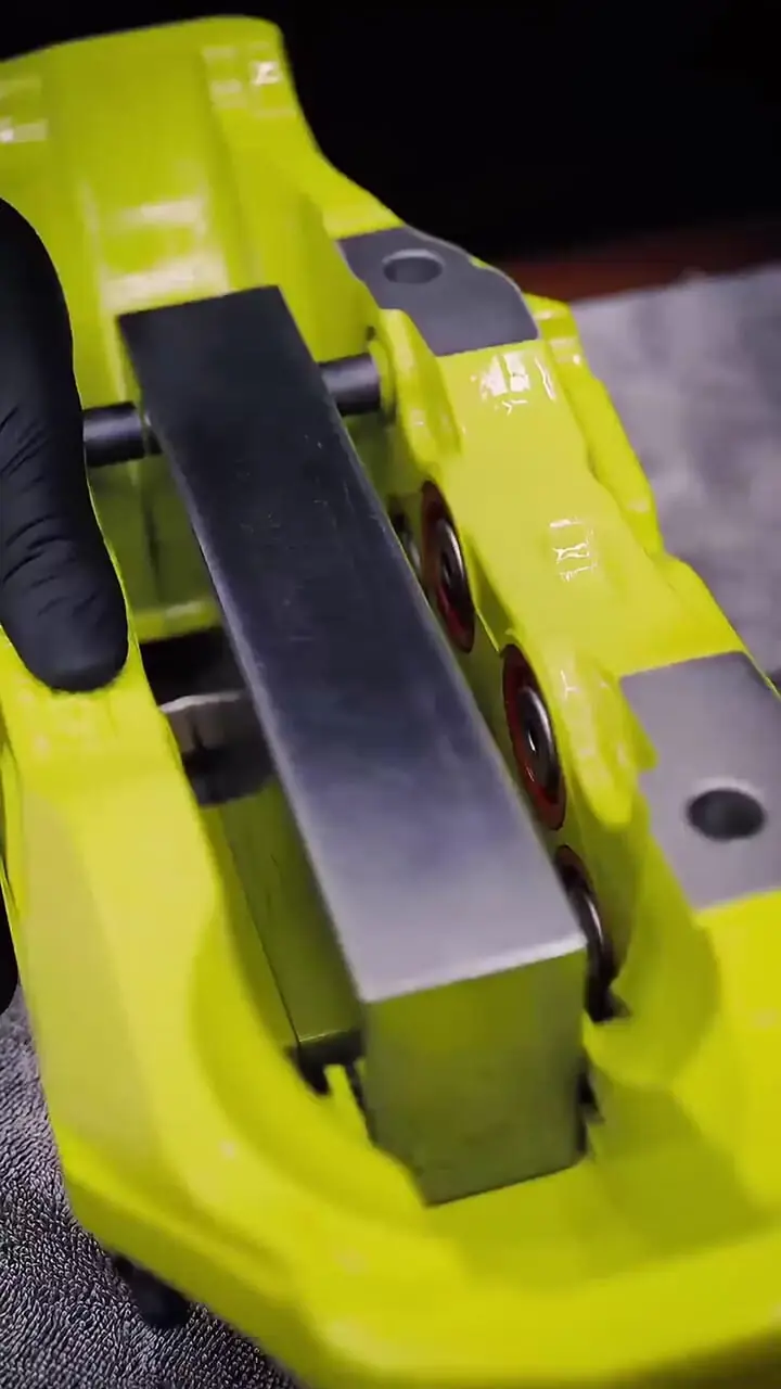 فیلم عملکرد دقیق کالیپر ترمز با پیستون نرم