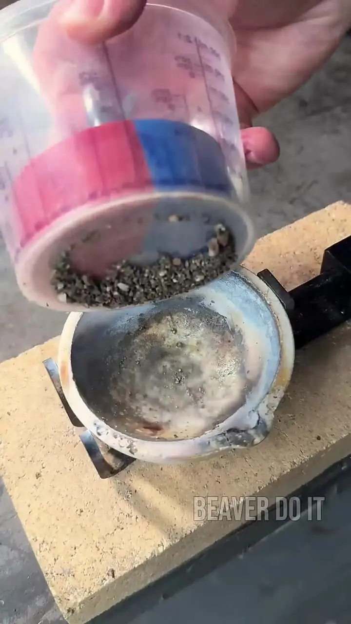 فیلم شکافتن سنگ غول پیکر و یافتن طلا