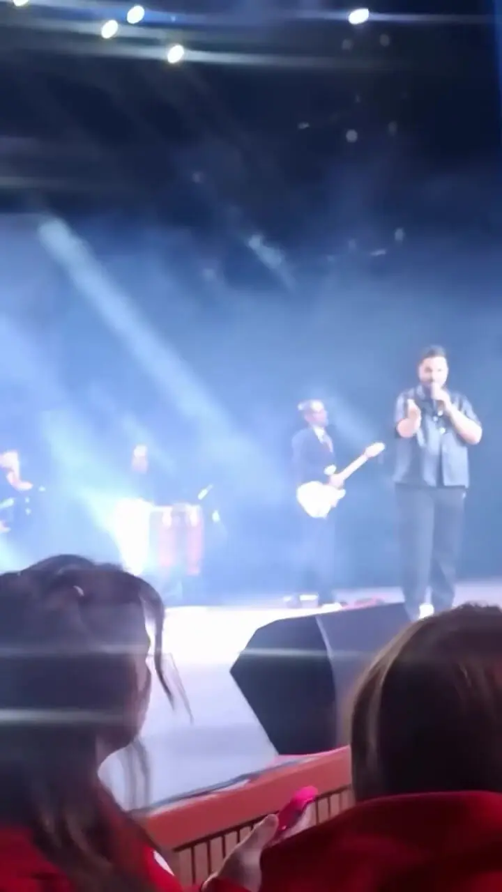 ویدیو وایرال شده در صفحات تاجیکستانی از تذکر آرون افشار به دختر تاجیکستانی: نیا بالا لطفا/ تو بهم عشق دادی اما در ایران برام مشکل میشه