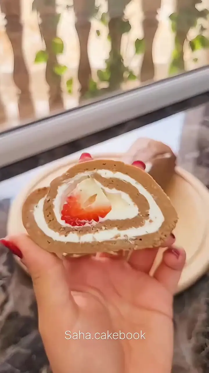 فیلم طرز تهیه رولت موز با بیسکوئیت