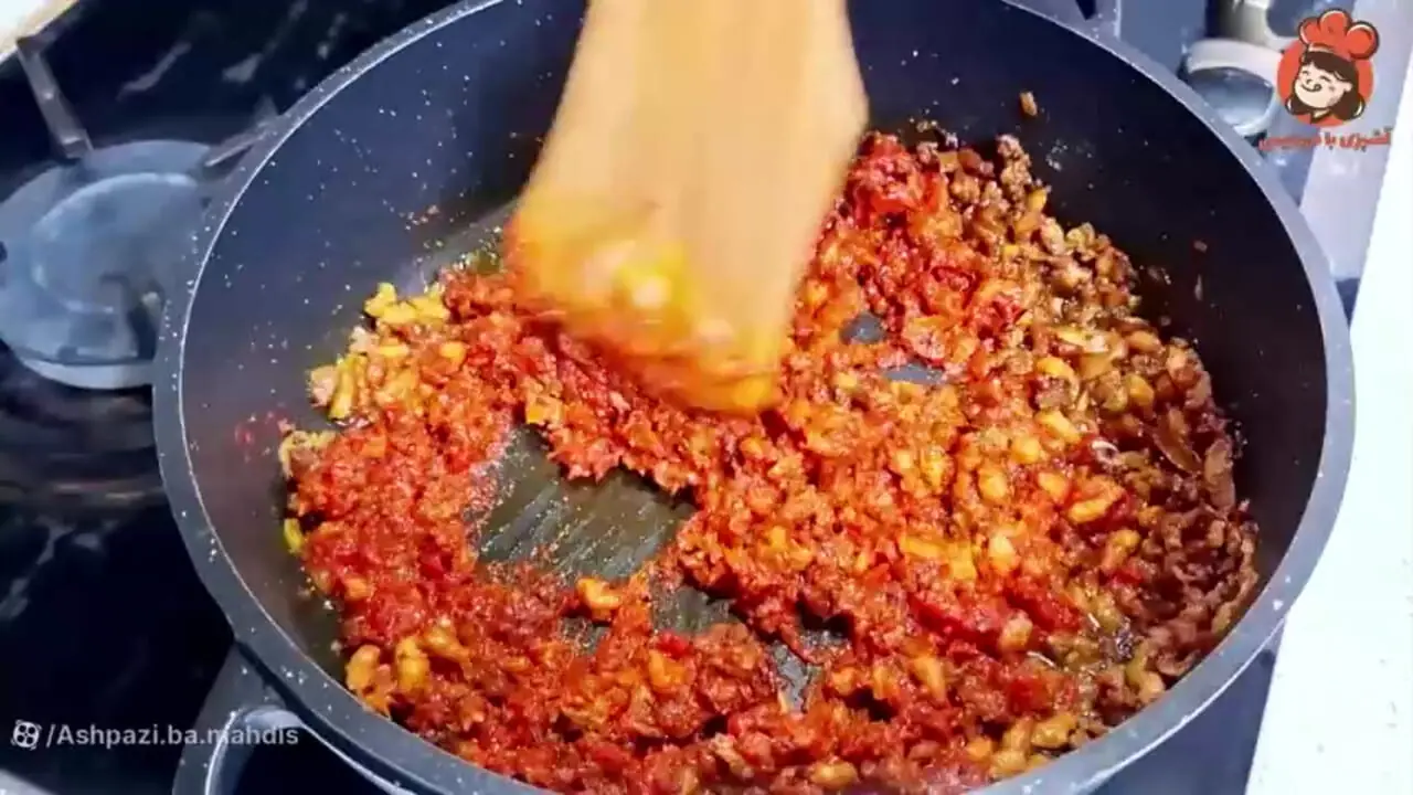 فیلم آموزش گام‌به‌گام تهیه ماکارانی با گوشت