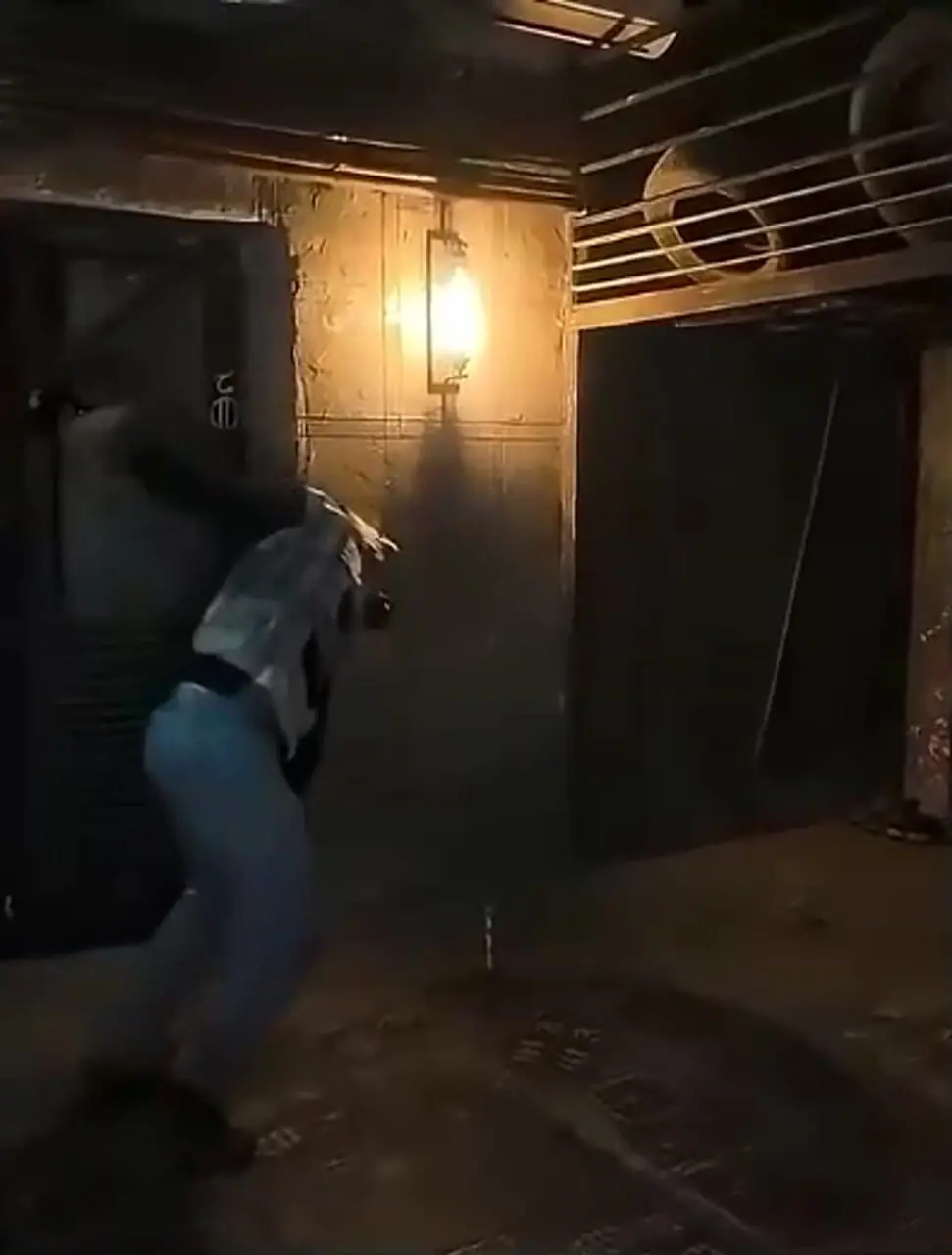 فیلم لحظه حادثه ای که باعث مجروح شدن اکتور اتاق فرار شد