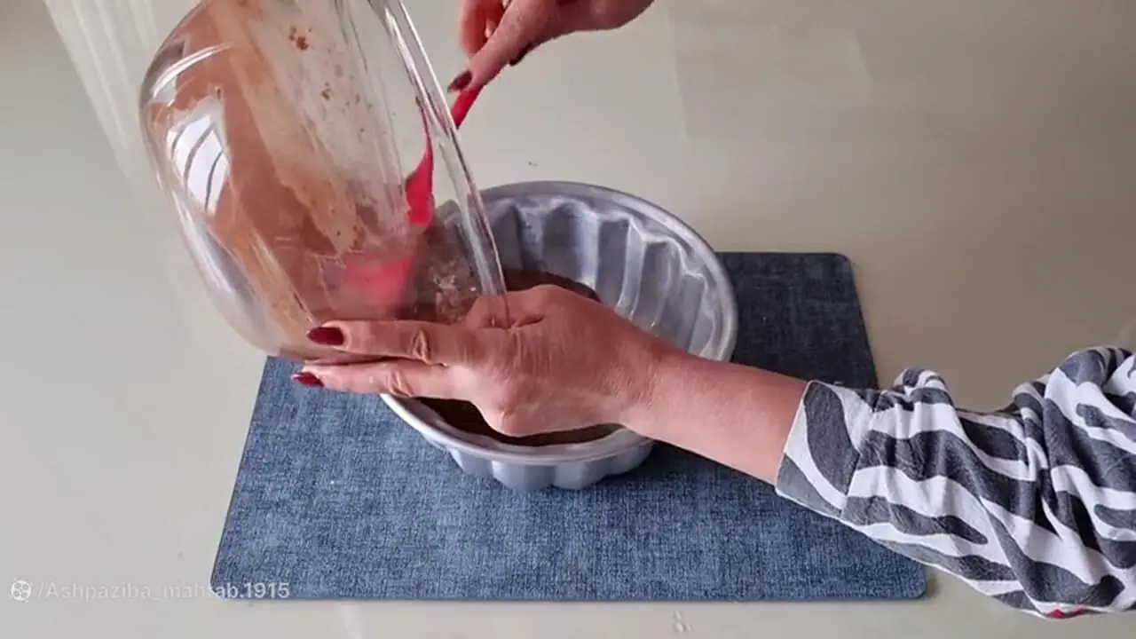 فیلم طرز تهیه کیک شکلاتی با سس شکلات خانگی