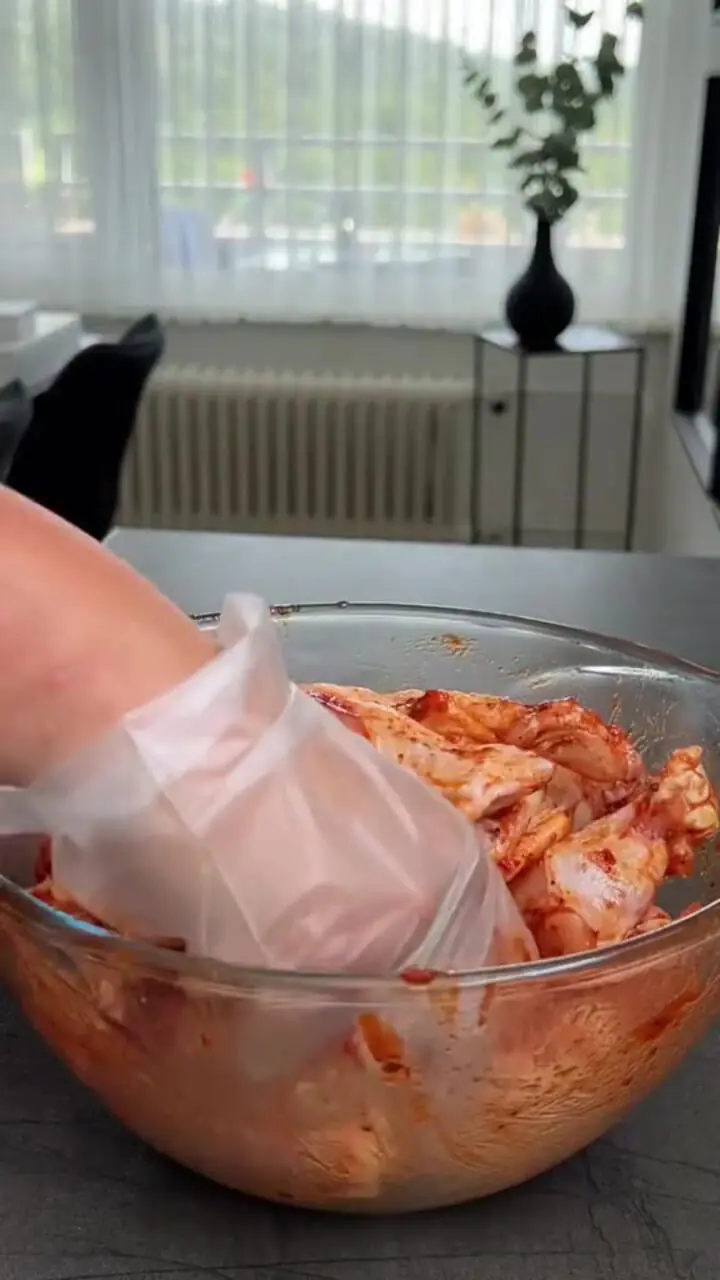 فیلم بال مرغ در فر با طعم خانگی 