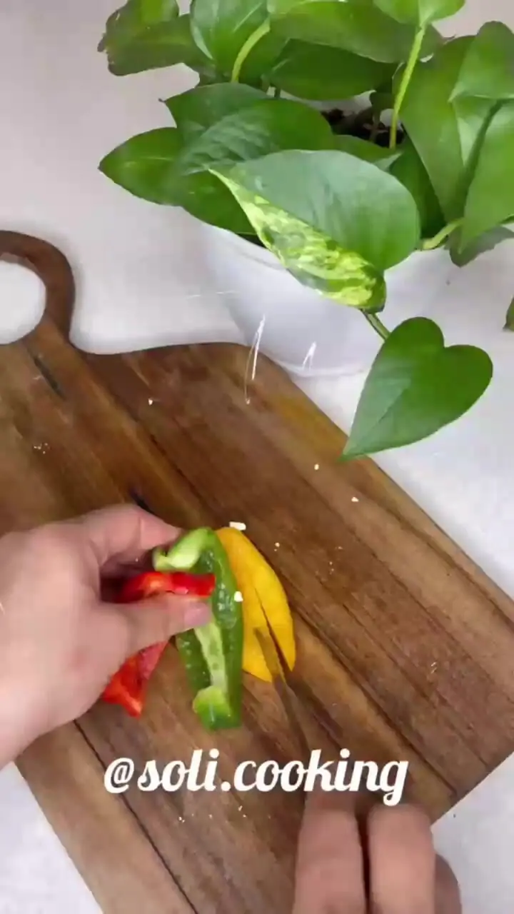 با هر لقمه کوکو مرغ، لذت واقعی غذا را تجربه کنید 