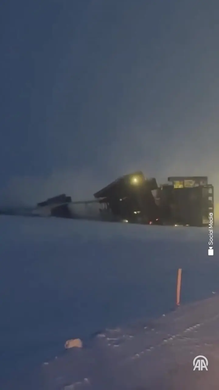 فیلم واژگونی دکل حفاری غول پیکر در آلاسکا