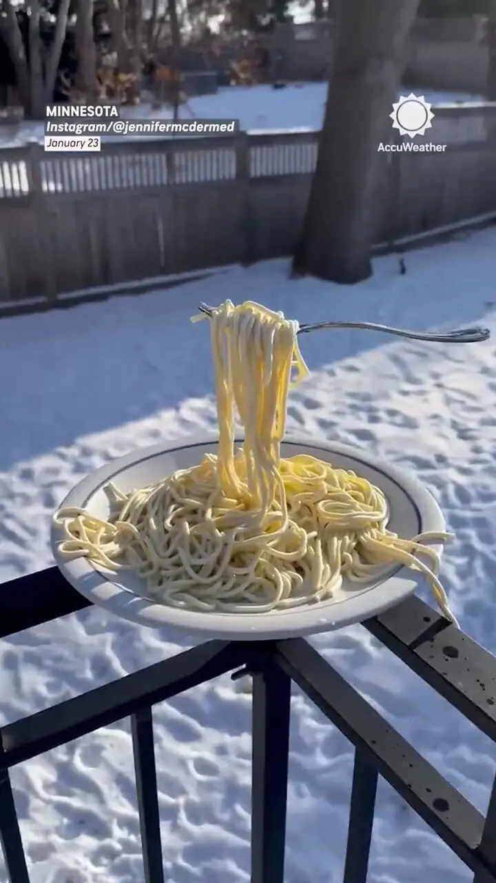 فیلم یخ زدن پاستا در سرمای شدید مینه سوتا