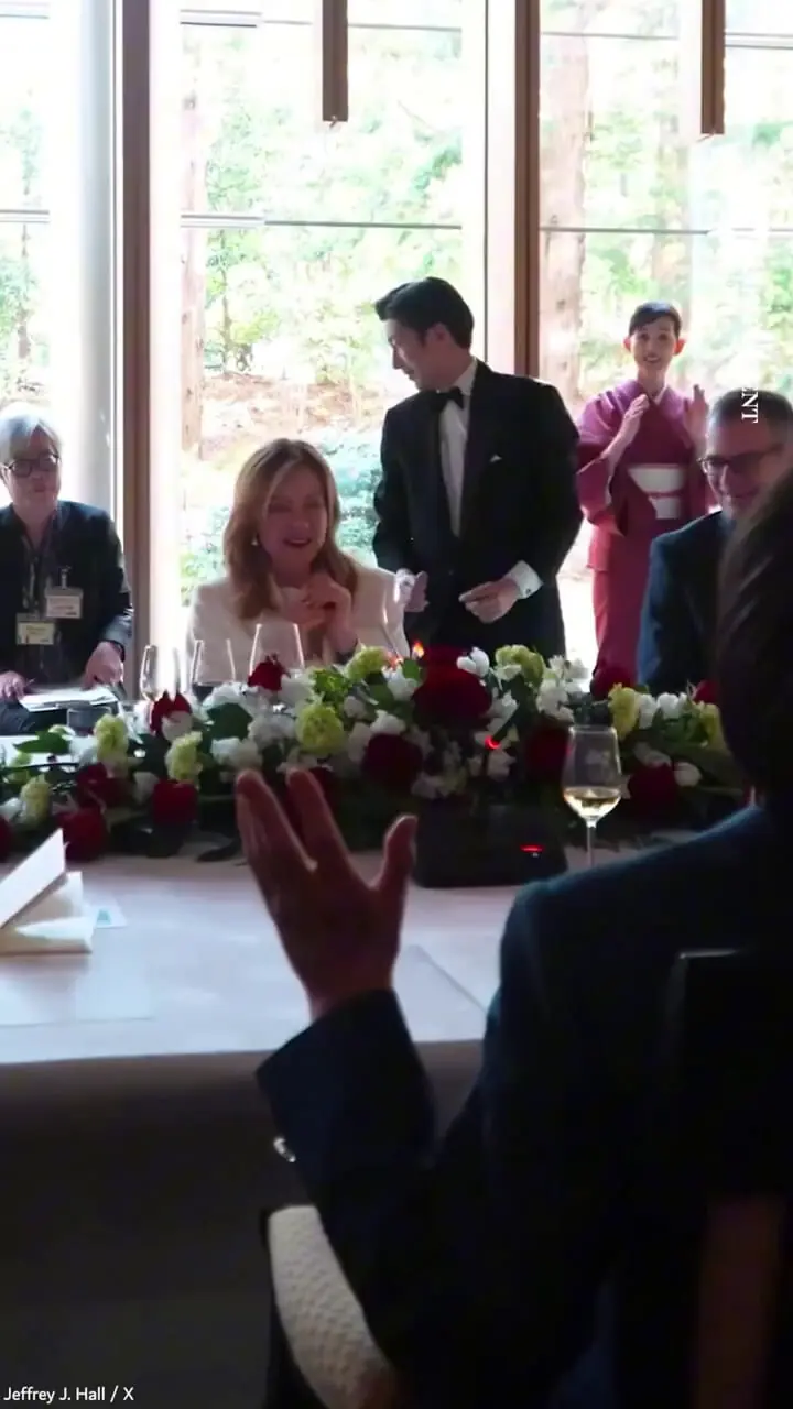 فیلم کیک تولد خاص جورجیا ملونی نخست وزیر پرحاشیه ایتالیا / خواندن ترانه تولدت مبارک به زبان ایتالیایی