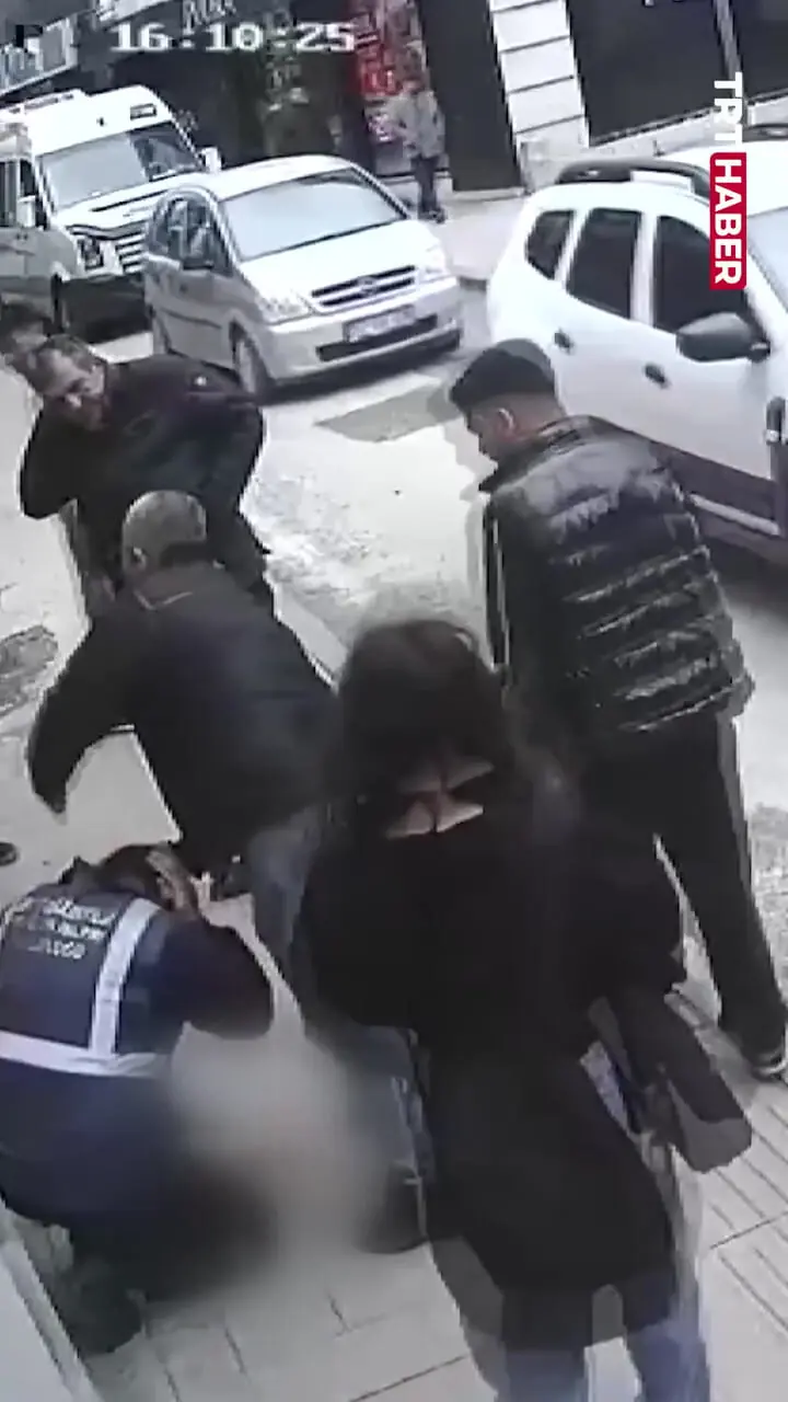 فیلم سقوط تابلو به علت طوفان شدید / کارگر شهری آسیب دید