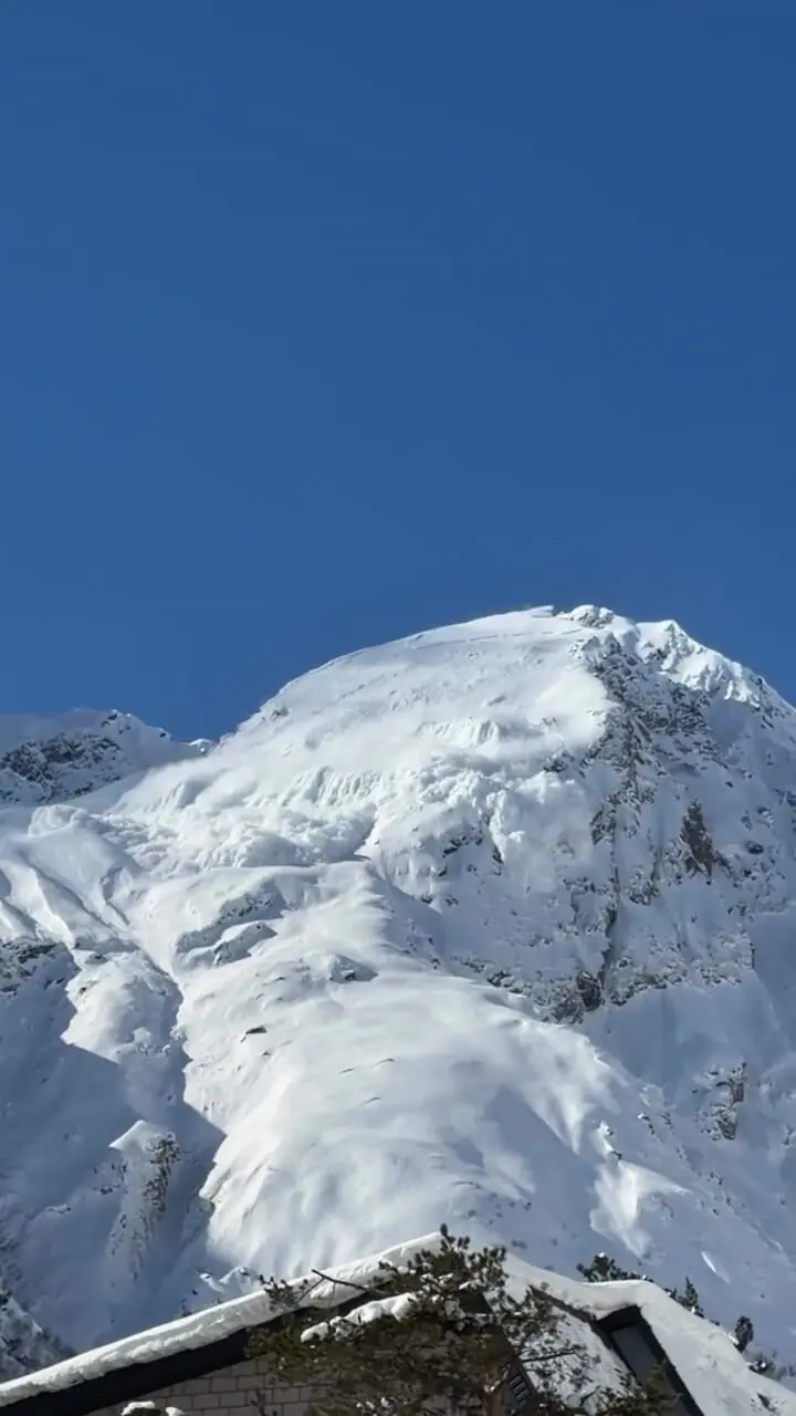 فیلم لحظه عجیب و تماشایی سقوط بهمن در گرجستان