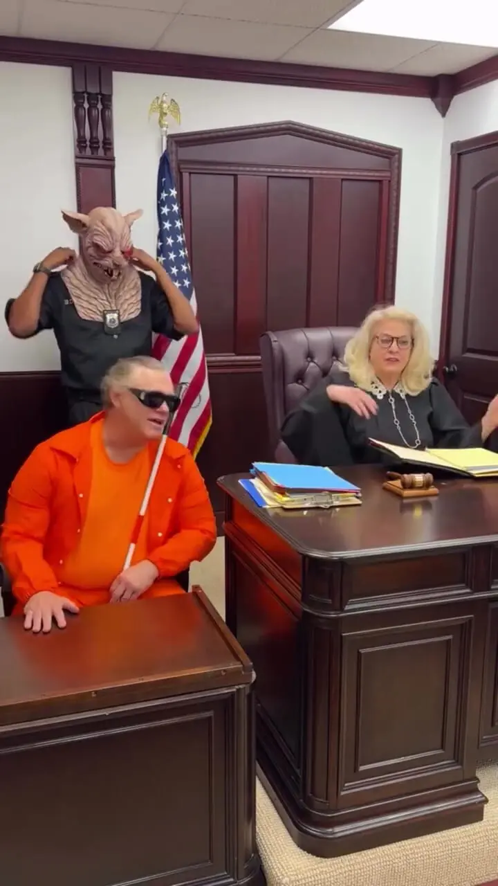 فیلم / ترفند قاضی دادگاه برای مجرمی که ادعای کور بودن داشت